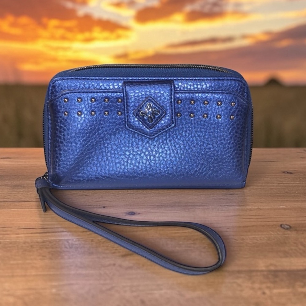 Last call 😲🐾 Vera Wang Wristlet 💖 - Picture 1 of 5